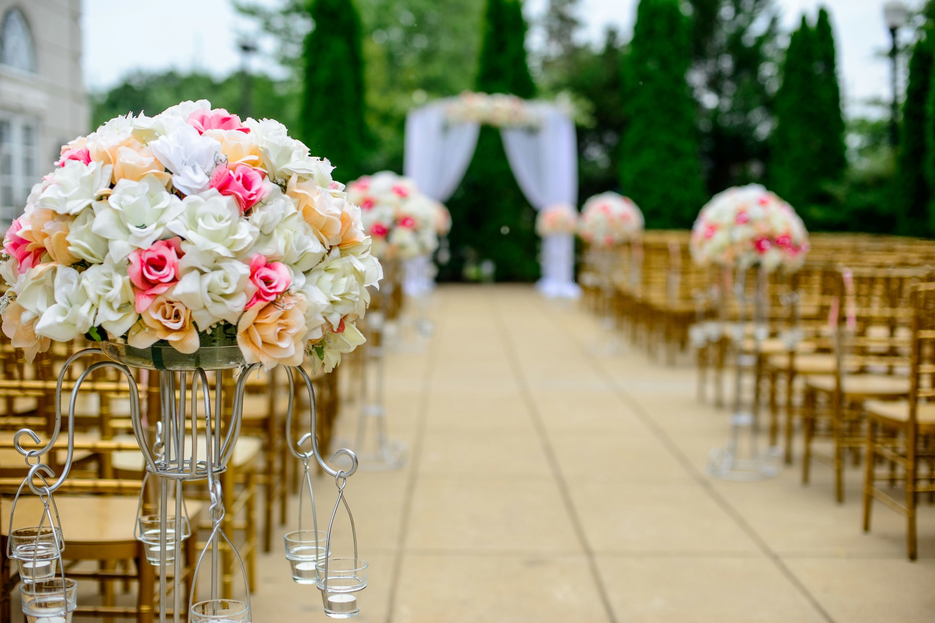 white and pink isle flower arrangement
