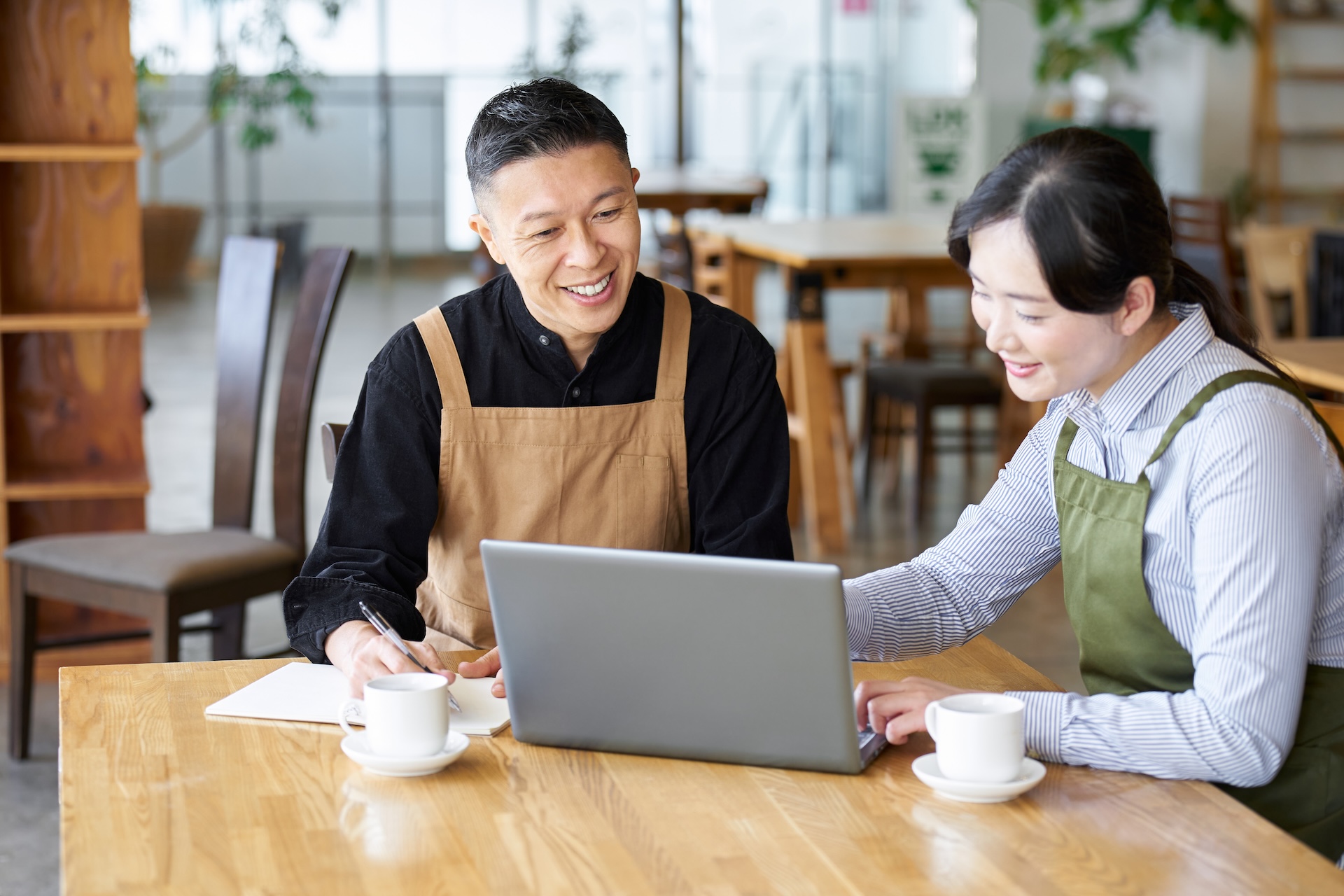 Two managers discuss restaurant profit margin