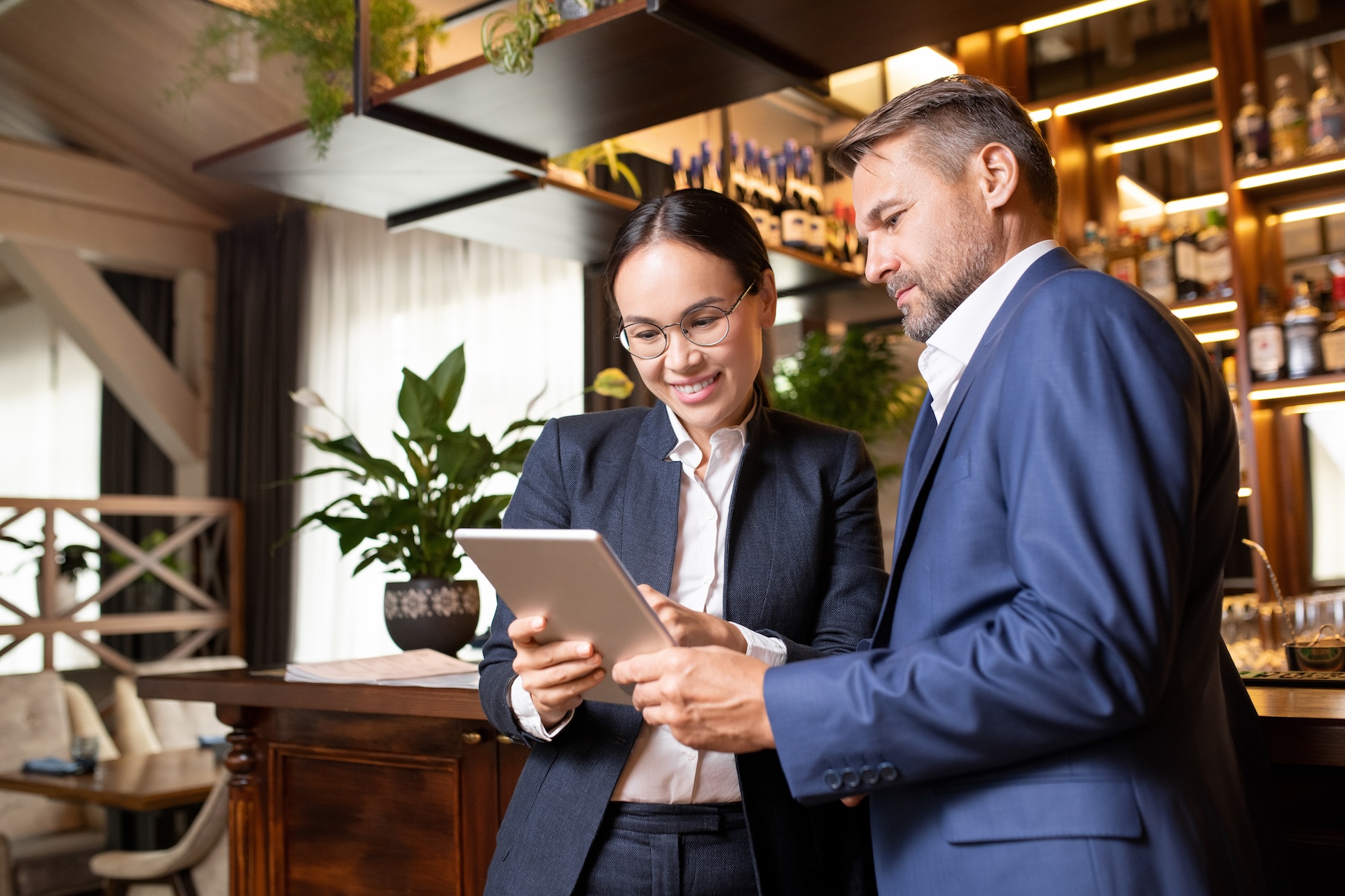 restaurant owner and manager discussing