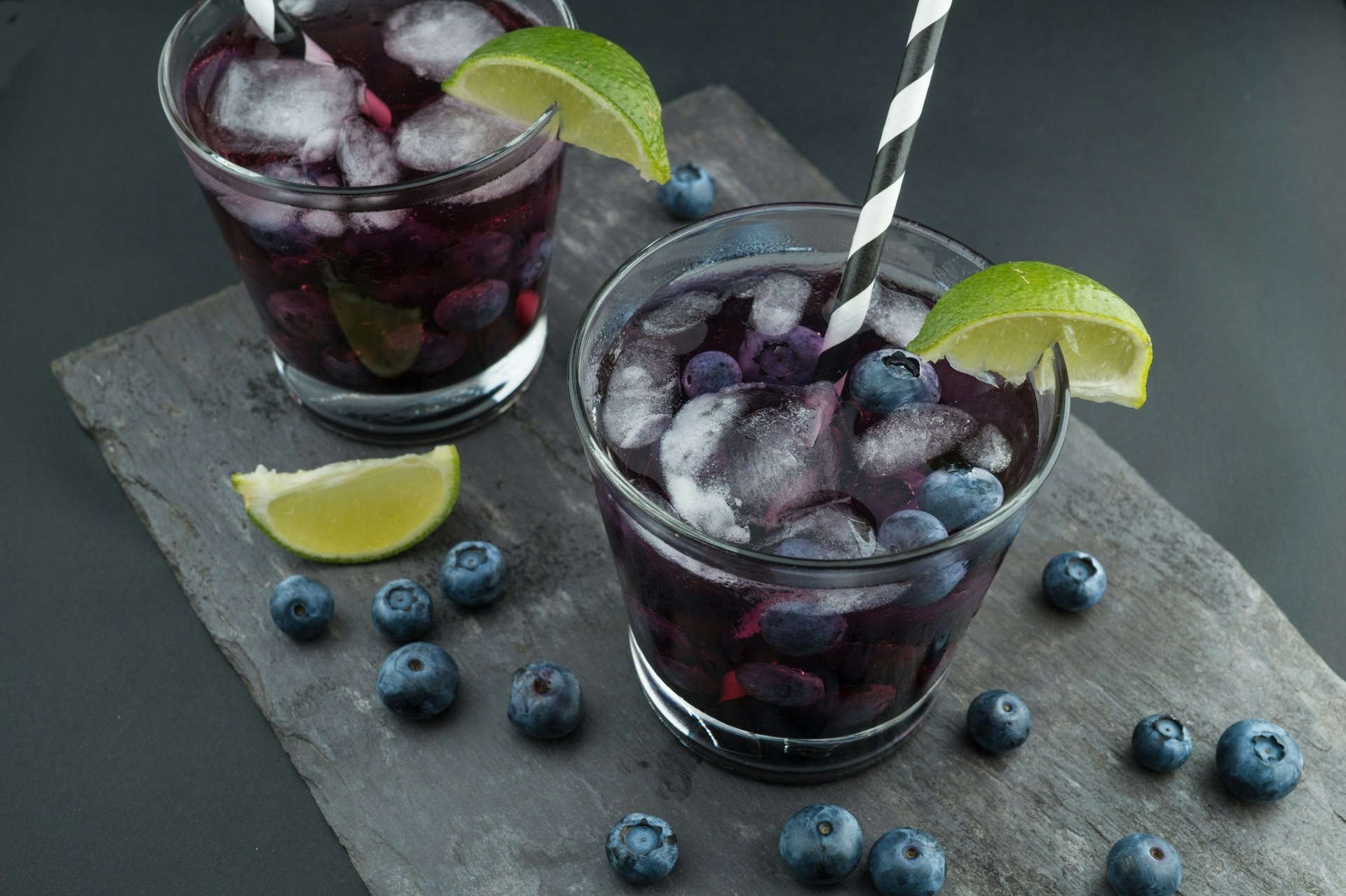 berry smash cocktail